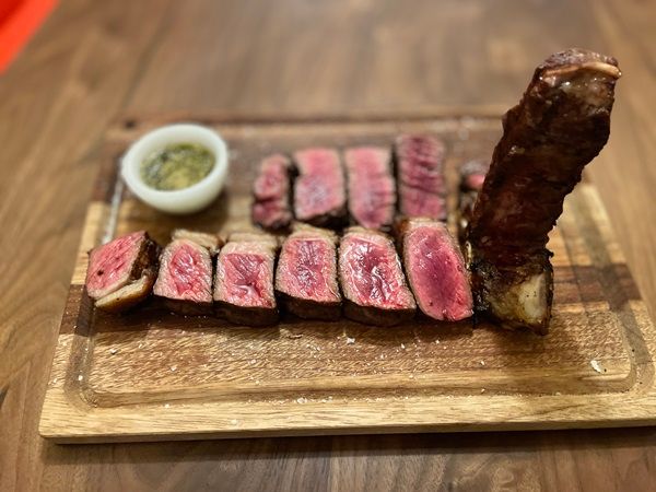 【東京都中央区】ステーキハウス「Latina PARRILLA」、熾火で焼くアルゼンチン産Tボーンのコース開始