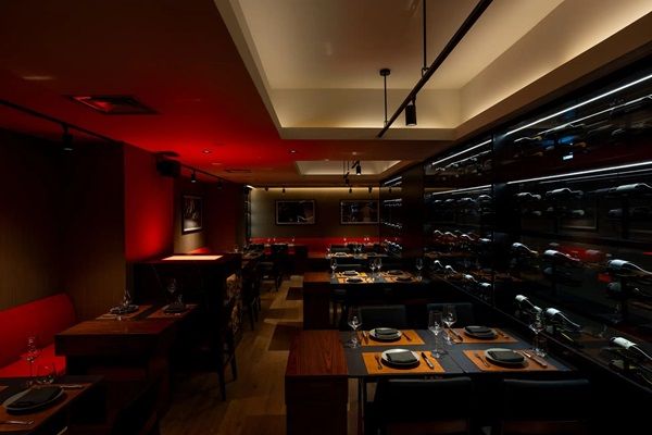 【東京都中央区】ステーキハウス「Latina PARRILLA」、熾火で焼くアルゼンチン産Tボーンのコース開始