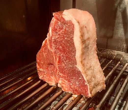 【東京都中央区】ステーキハウス「Latina PARRILLA」、熾火で焼くアルゼンチン産Tボーンのコース開始