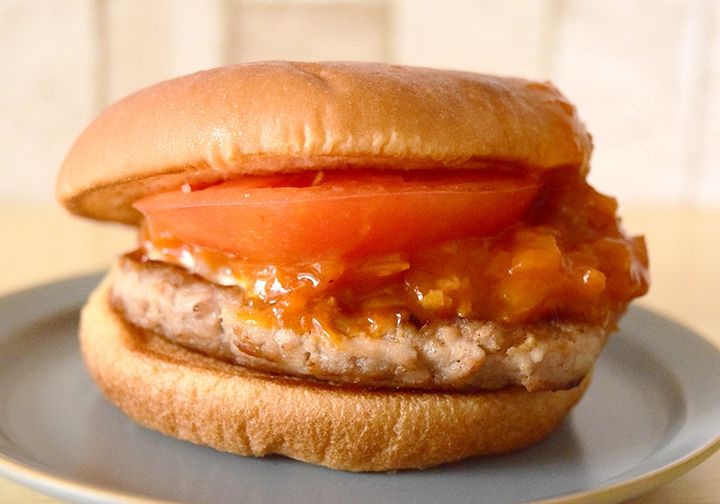 側面からでも大きなトマトとモスバーガー特製ミートソースが目立ちます