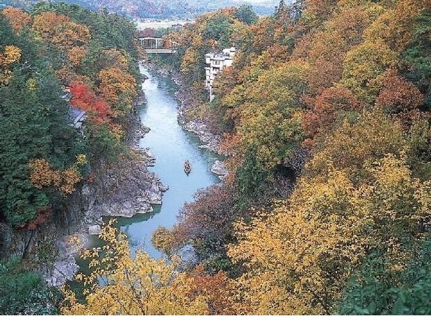 紅葉が彩る絶景を望む/名勝 天龍峡の紅葉 画像提供：天龍峡温泉観光協会
