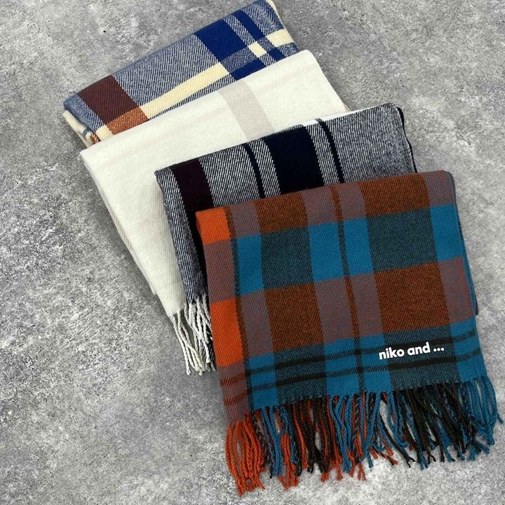 画像: オリジナルチェックストール（ブルー/オレンジ、オフホワイト、ブラック、オレンジ/グリーン）各¥3,300 出典：ニコアンド