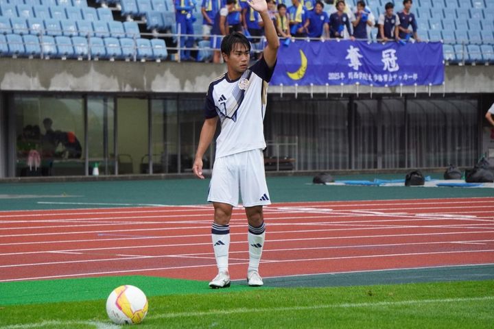 画像: 総理大臣杯決勝でコーナーキックを蹴る鍋島