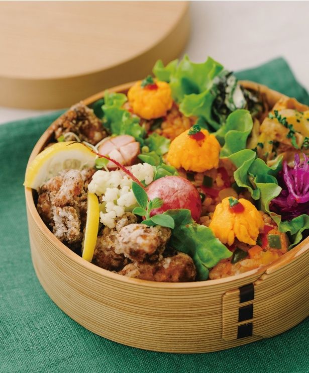 メインおかずはじゅわっとサクサクな唐揚げ （C）キキ／KADOKAWA