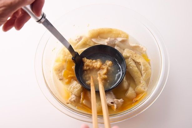 味噌を溶き入れる （C）まるみキッチン／KADOKAWA