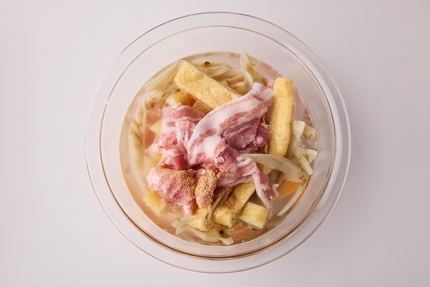 耐熱ボウルに味噌以外の材料を入れる （C）まるみキッチン／KADOKAWA