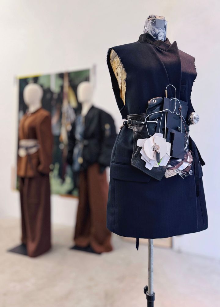 マリナ・イーがデザインしたM.Y. 2024-25年秋冬コレクションより。