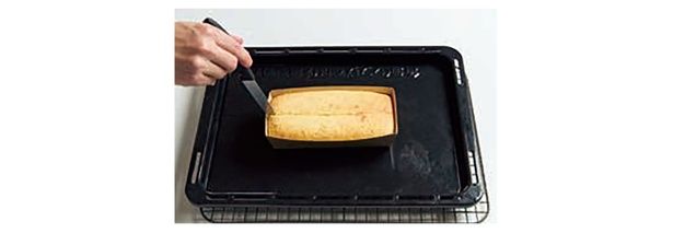 一度取り出して中央にナイフで切れ目を入れ、再び15分焼く （C）HIRO SWEETS／KADOKAWA