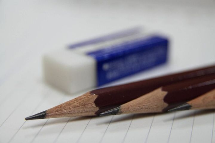 学生のときに流行った、消しゴムを使ったおまじないを覚えていますか?