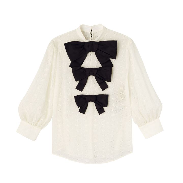 リボンと好相性のレースブラウス ￥385,000／VALENTINO