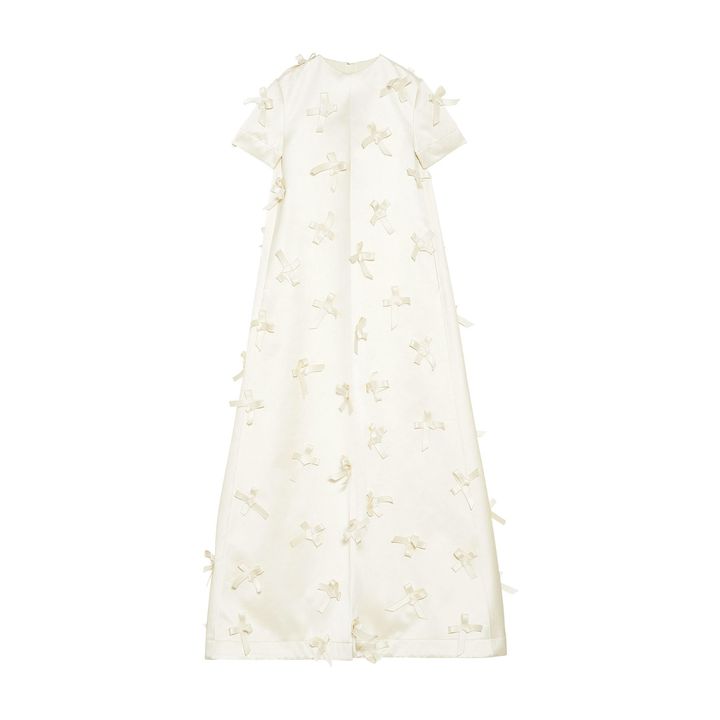 リボンを全面にあしらったノーブルな印象を醸し出すドレス ￥1,559,800／JIL SANDER