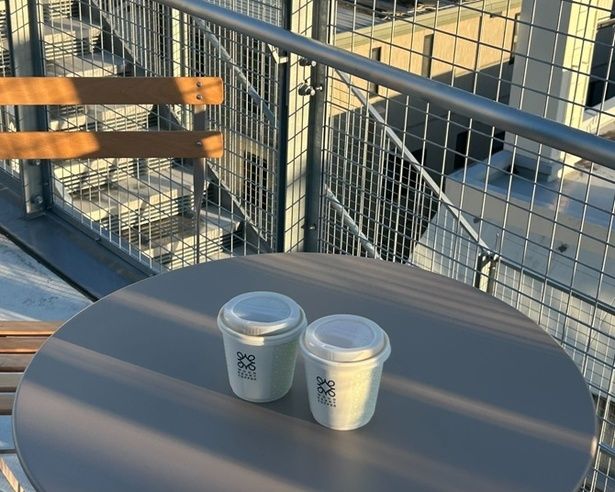 屋上で景色を一望しながらコーヒーを楽しむのもおすすめ