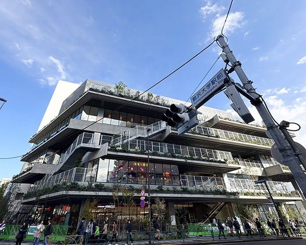 駅前が緑溢れる開放的な印象に