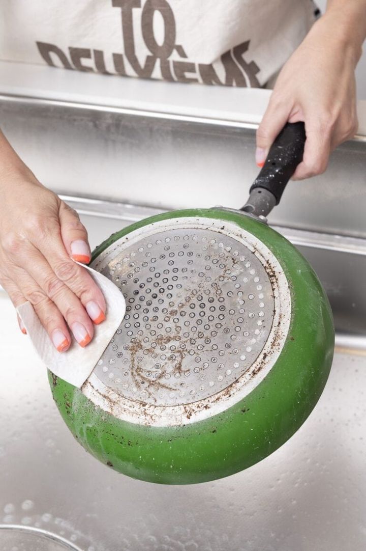 フライパン裏をこすってきれいにしているところ