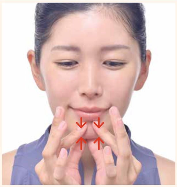 フェイスラインを寄せて引っ張る (C)はちみつMIO(加藤美緒)／KADOKAWA