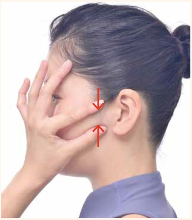 耳の前を寄せて引っ張る (C)はちみつMIO(加藤美緒)／KADOKAWA