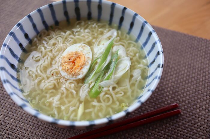 『インスタント麺』がモッチモチ食感に進化！〈必要なのは1つだけ〉知っているとうれしい裏ワザとは♪