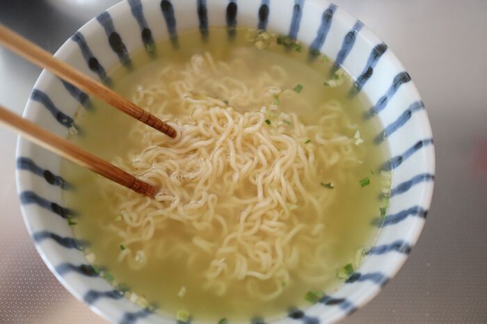 『インスタント麺』がモッチモチ食感に進化！〈必要なのは1つだけ〉知っているとうれしい裏ワザとは♪