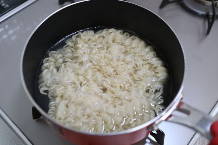 『インスタント麺』がモッチモチ食感に進化！〈必要なのは1つだけ〉知っているとうれしい裏ワザとは♪