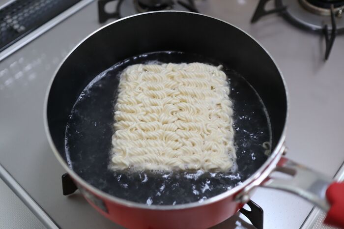 『インスタント麺』がモッチモチ食感に進化！〈必要なのは1つだけ〉知っているとうれしい裏ワザとは♪