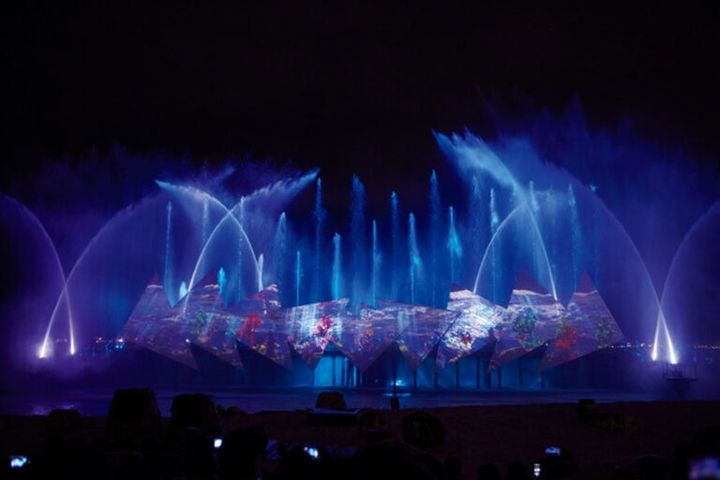 海をバッグに、水のスクリーンに投影される鮮やかな3Dプロジェクションマッピングや花火は迫力満点。