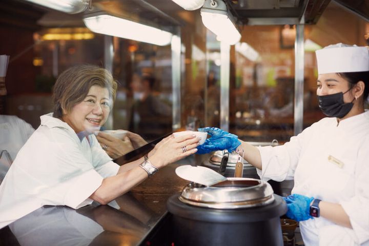 ホテルグランドパシフィックの「Sun'sCafé」では多彩なプラナカン料理をビュッフェで楽しめる。