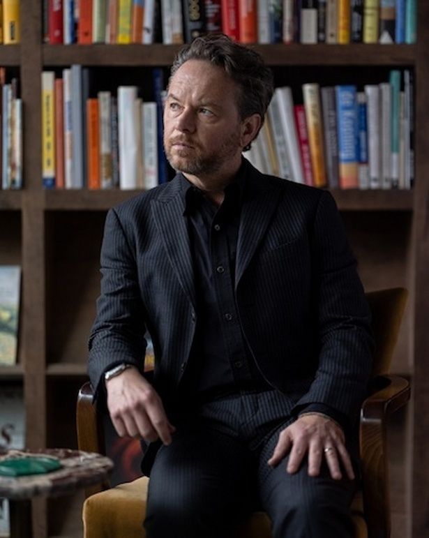 【写真を見る】製作会社FXの会長ジョン・ランドグラフが、本作のクリエイター、ノア・ホーリーと、新たな契約を締結に際してコメントも [c]2025 Disney and its related entities