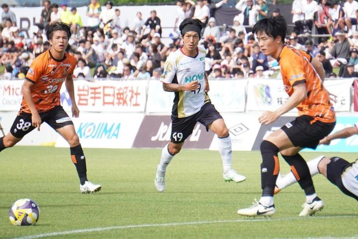 画像: ゴール前へ迫る小林（中央、白）