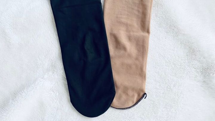 フェイクタイツの構造を説明する画像。肌色のタイツの上に黒い糸を編みかぶせる2重構造