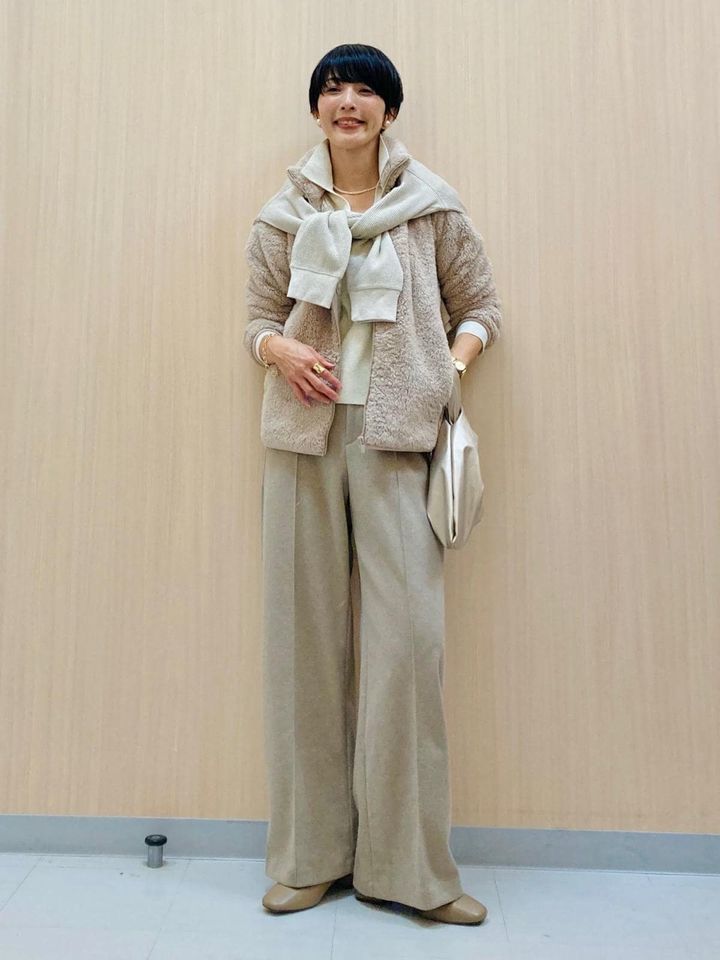 ふわふわ素材も淡いトーンでまとめて、大人かわいさアップ！ 出典：StyleHint