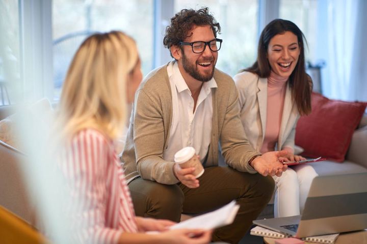 同僚と楽しげに会話する男性