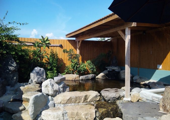 大川温泉 貴肌美人 緑の湯 露天風呂