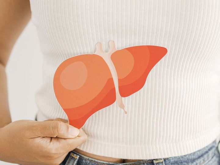 【総合内科専門医が解説】脂肪肝（現在は「MASLD」）は自覚症状がないまま進行し、放置すれば肝硬変や肝がんのリスクにつながります。お酒を飲まない人にも多い「MASLD（代謝機能障害関連脂肪肝疾患）」とは何か、無症状の段階での対策こそ重要です。食事・運動・睡眠を整えることで改善は可能です。（※画像：shutterstock.com）