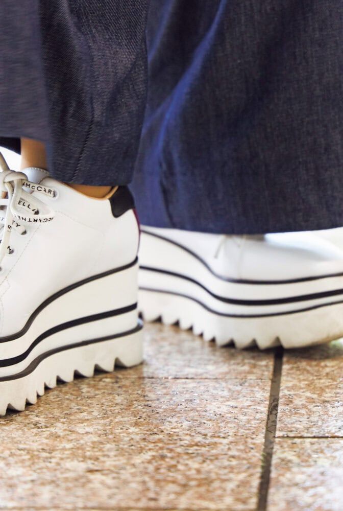 スニーカーはステラマッカートニー