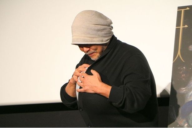 たまごを服の中に入れるお茶目な押井守監督