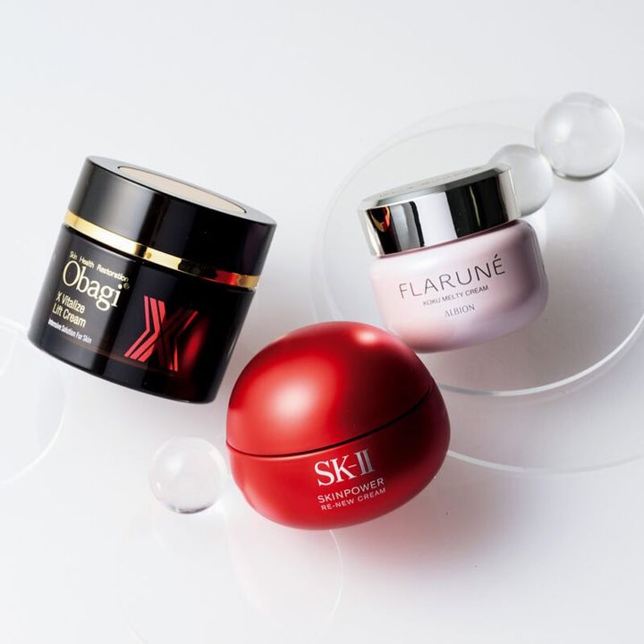 1. フラルネ コクメルティクリーム 年齢や気温の低下などで調子が気になる大人の肌に。セラミドやコラーゲンなど4種の重要な成分を配合。 30g ¥6,600／アルビオン 2. SK-Ⅱ スキンパワー リニュー クリーム たるみは、頬の上半分のゆるみから始まることに着目。SK-ⅡおなじみのピテラTM×クマル酸×シャクヤクエキスの新処方で、ゆるんだ上頬にハリを与える。 50g ¥18,700（編集部調べ）／SK-Ⅱ 3. オバジX バイタライズ k リフトクリーム ハリのメカニズム解明に基づき、新成分を開発。さらに角層の奥深くまで浸透させる技術により、あふれるハリ・弾力を実現する。 50g ¥11,000／ロート製薬
