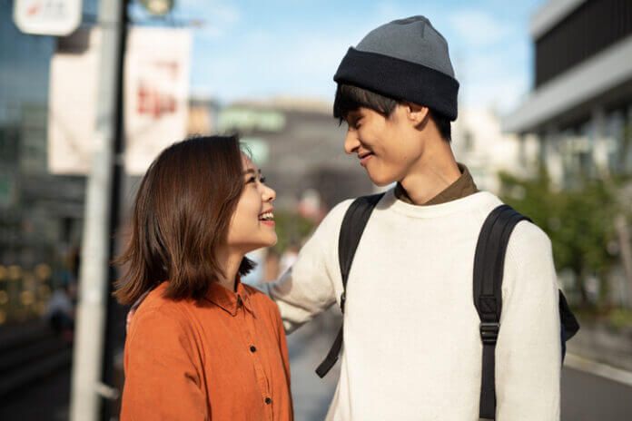 なぜ頭ポンポンしたくなる？男性心理と好意のサインを解説