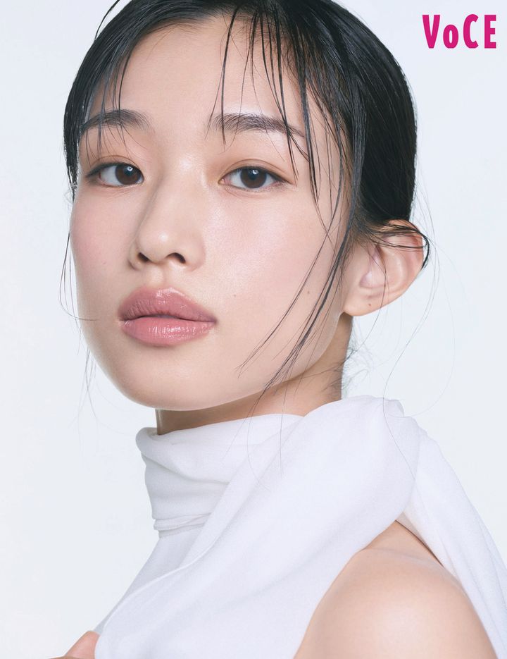 大注目の実力派俳優‧河合優実さんが、満を持してVOCE1月号の表紙に登場！