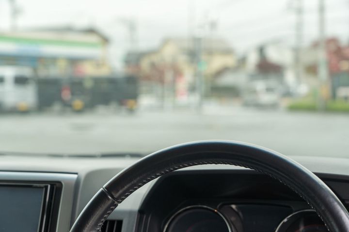 車でコンビニの駐車場を通り抜ける「コンビニワープ」は違法？（画像はイメージ）