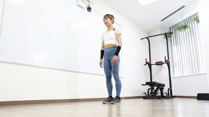 バーピーのやり方 両足を軽く広げる