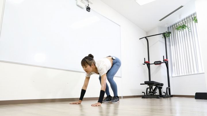 バーピーのやり方 しゃがんで両手を地面につける