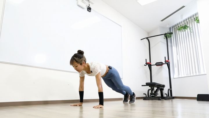 バーピーのやり方 軽くジャンプして両足を後ろに伸ばす