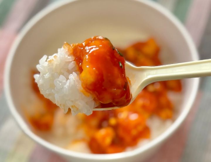 濃いめ＆辛めの味が白米に合う！【ファミマ】に大きめ海老の贅沢丼が登場