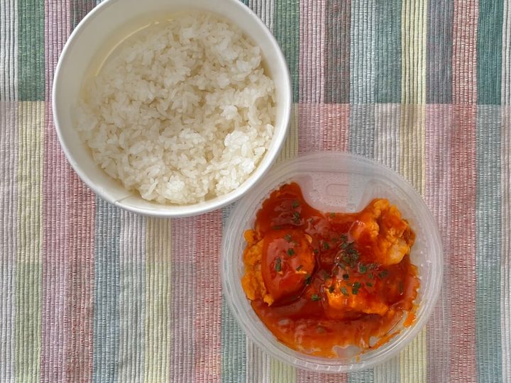 濃いめ＆辛めの味が白米に合う！【ファミマ】に大きめ海老の贅沢丼が登場