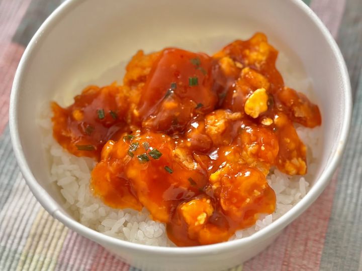 濃いめ＆辛めの味が白米に合う！【ファミマ】に大きめ海老の贅沢丼が登場