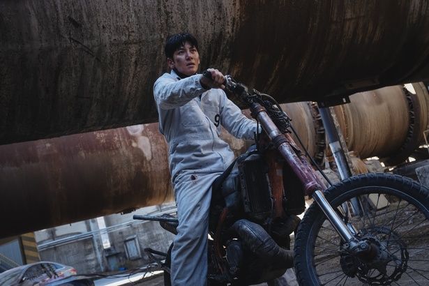 華麗にバイクを乗りこなすシーンなど必見のアクションの数々！ ［C］2025 Disney and its related entities