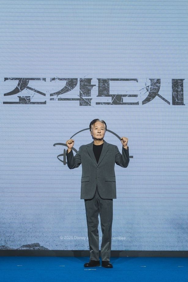 劇中でも撮影現場でも後輩に慕われるキム・ジョンス ［C］2025 Disney and its related entities