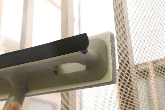 ダイソーのコスパ抜群な窓・網戸クリーナー（落ち落ちV）