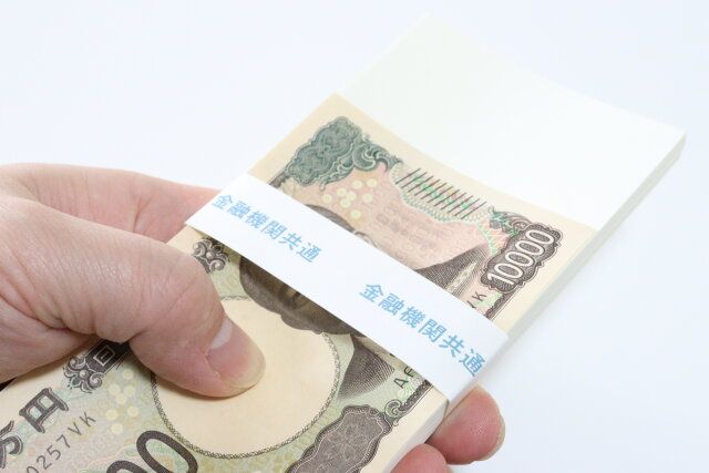 ダイソーのダミー札束に一万円をセット