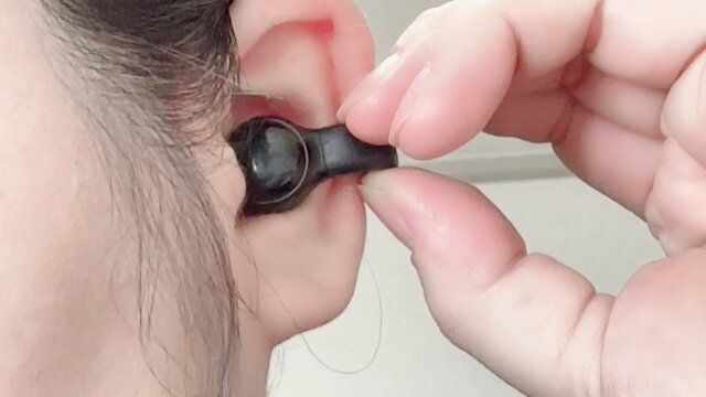 ダイソーのイヤピタッ 完全ワイヤレスステレオイヤホンの装着例1